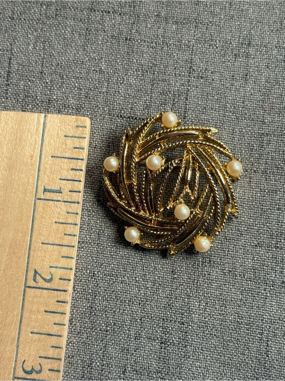 Vintage Textured Gold Tone Wreath‎ Brooch with Faux Pearl Accents Swirl MCM